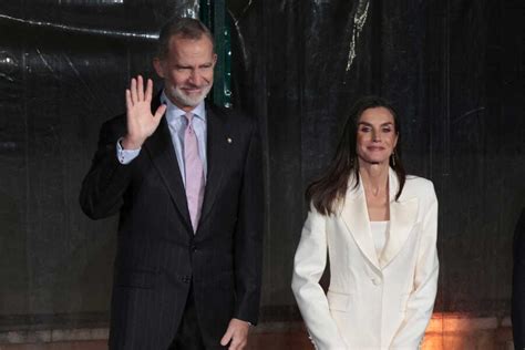 Le Roi Felipe Vi Et La Reine Letizia Rendent Visite La Communaut