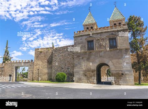 The Puerta de la Bisagra (Gate of Bisagra) in the medieval city of Toledo, Spain Stock Photo - Alamy