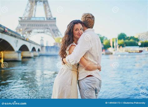 Feliz Casal Rom Ntico Em Paris Perto Da Torre Eiffel Imagem De Stock