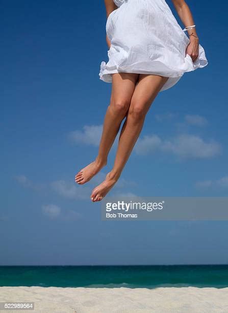 Femme Jambes En Lair Photos Et Images De Collection Getty Images