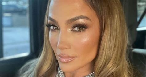 Jennifer Lopez En Robe Fendue Jusquaux Cuisses La Star Ne Cache Plus