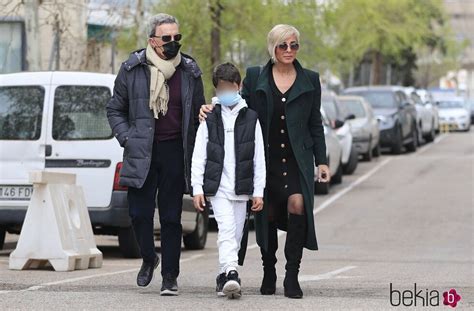 Ana María Aldón José Ortega Cano Y Su Hijo Paseando Juntos Por Madrid