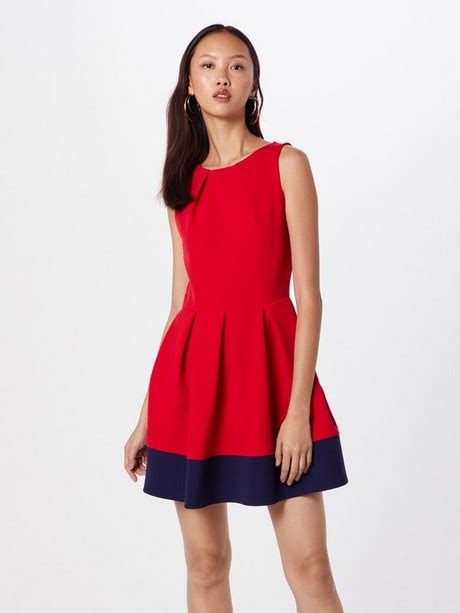 Robe rouge et bleu marine Beauté et mode