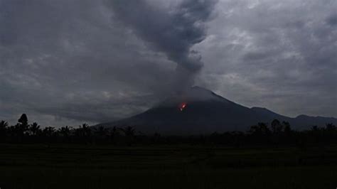 Status Gunung Semeru Naik Dari Level Iv Menjadi Awas Warga Diminta