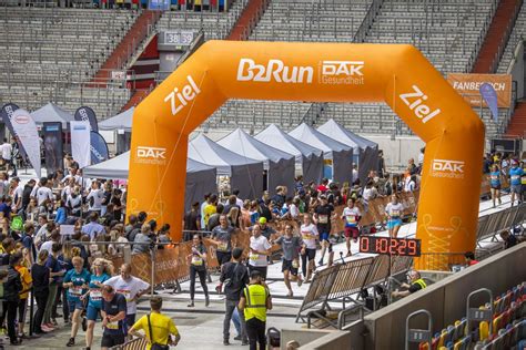 Der emotionale Zieleinlauf beim B2Run Düsseldorf 2022 in der MERKUR