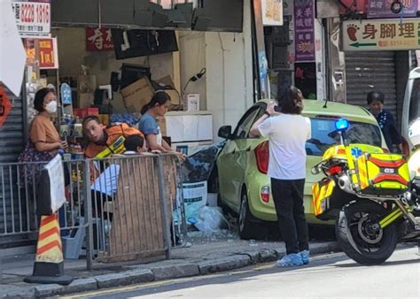 車cam直擊：元朗私家車失控剷行人路 猛撼地舖司機受傷｜即時新聞｜港澳｜oncc東網