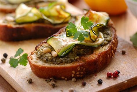 Crostini Met Pesto En Courgette Hapjes Ricetta Ricette Ricette