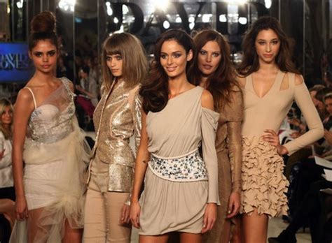 Nude gam màu khuấy đảo làng thời trang Xuân Hè