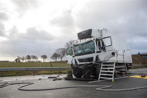 Unfall A1 Heftige Kollision Lkw Fahrer Stirbt Bei Unfall