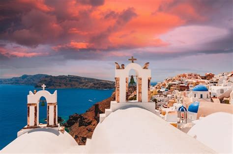 Belo pôr do sol na ilha de santorini grécia arquitetura branca