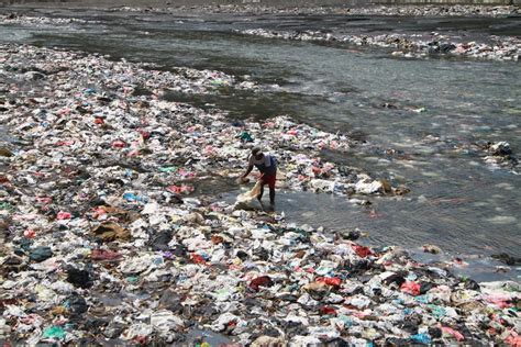 Indonesia Kejar Target Bebas Sampah Plastik 2025