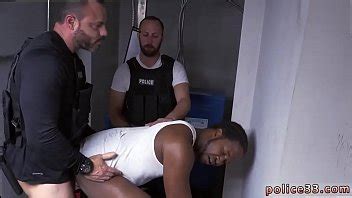 Policías con bultos gay ladrón de bolsos se convierte en carne de grupa XVIDEOS