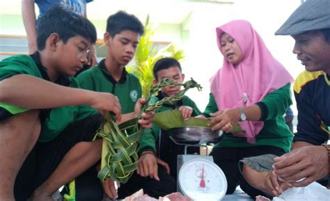 SMK Muhammadiyah 5 Gresik Ubah Kotoran Hewan Kurban Jadi Pupuk