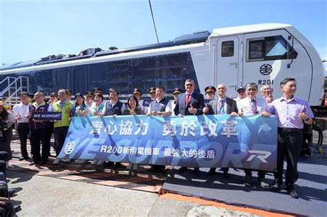 台鐵全新r200型柴電機車頭亮相 歷代「r嚕」同歡慶別具意義 生活 中時