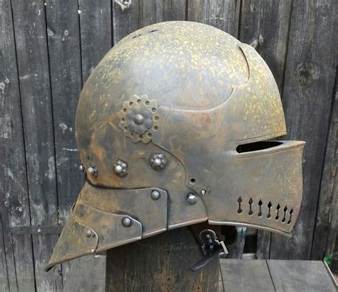 Pin by 太郎 坊屋 on 鎧 in 2023 Medieval helmets Armor concept Helmet armor