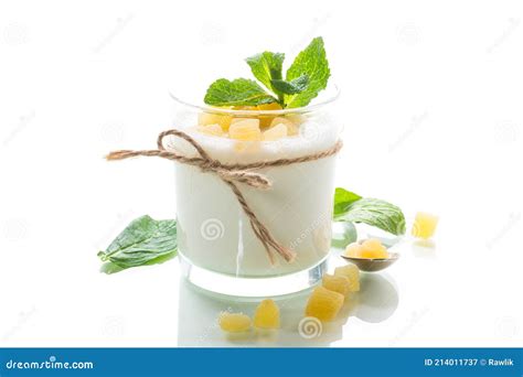 Dulce Yogur Casero Con Frutas Confitadas En Un Vaso Imagen De Archivo