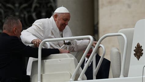 Mejora la salud del Papa Francisco pero seguirá internado en el