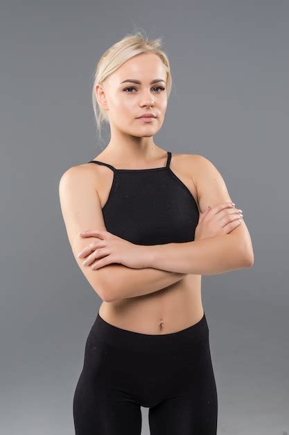 Jeune Fille Blonde Fit Sportive Femme En Vêtements De Sport Noir Démostrate Son Fort étirement