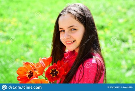 Flores Como O Presente Menina Flor Dos Bulbos De Flor Criança