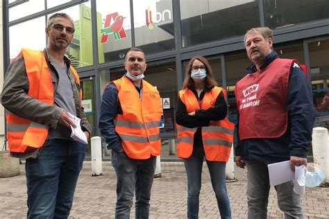 Loire Atlantique les salariés d Auchan débrayent pour obtenir une