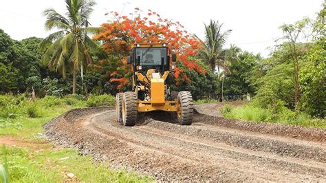 Amazing Road Equipment And Excellent Gravel Spreading Technique For