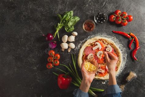 Tiro Cosechado De La Mujer Que Pone El Queso Rallado En La Pasta