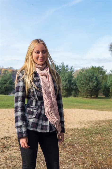 Glimlachend Blonde Meisje Portret Van Gelukkige Vrolijke Mooie Jongelui Stock Afbeelding Image