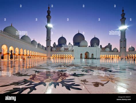 Uae night at mosque mosque at night hi-res stock photography and images ...