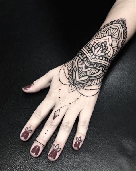 Tatuagem na mão 90 ideias incríveis para você ousar fotos Hand