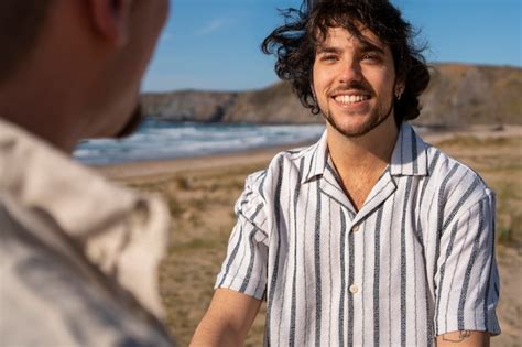 Vue Lat Rale Couple Gay La Plage Photo Gratuite