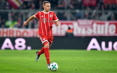 Joshua kimmich jugador de fútbol alemán del bayern de munich césped