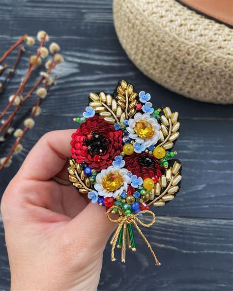 Брошь из бисера | Hand made 🙌🏻 on Instagram: "Я просмотрела много работ ...
