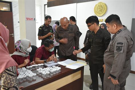 121 Pegawai Dan Jaksa Kejaksaan Tanjung Perak Gelar Test Urine Cegah