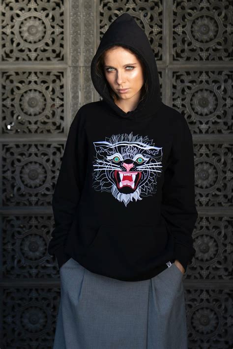 Худи PROTECTING TIGER с вышивкой. Производство мерча в Москве от IRiTS