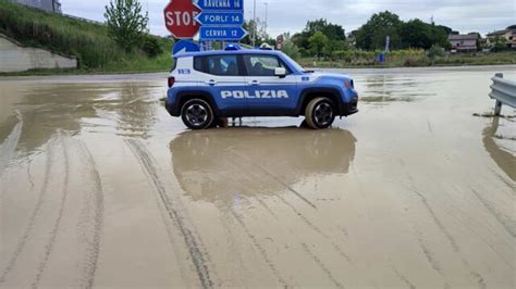 Alluvioni La Polizia Stradale Di Latina In Soccorso Delle Popolazione