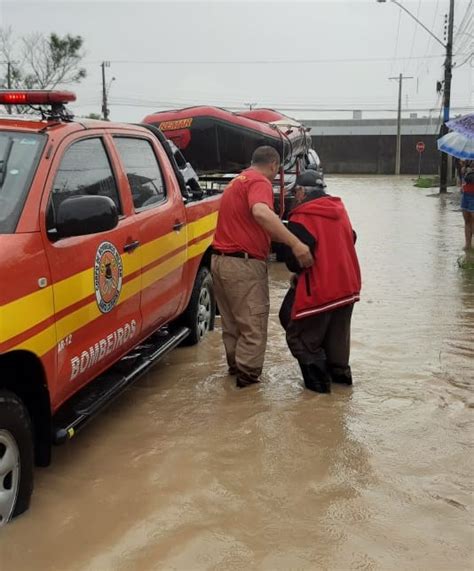 Famílias ficam ilhadas pela água da chuva e são resgatadas em Itajaí FOTOS