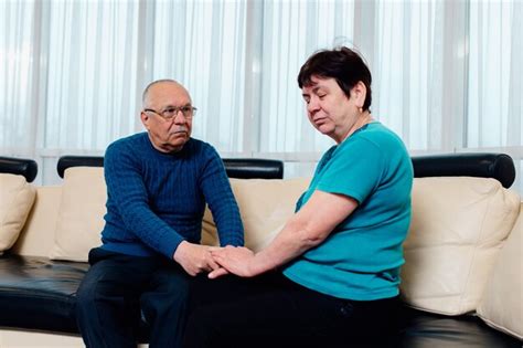 Familia Anciana Molesta Marido De Pelo Gris Ayudando A Superar El