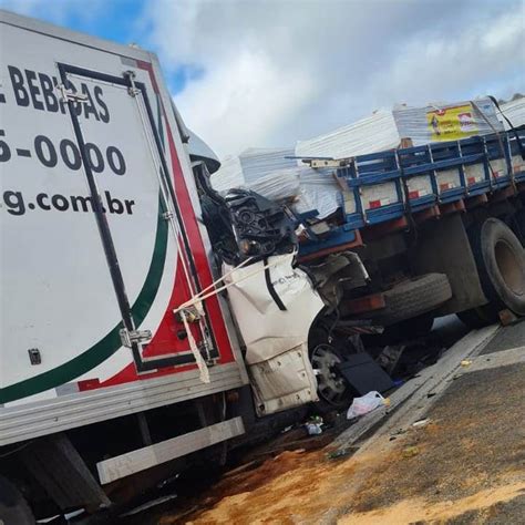 Acidente entre dois caminhões deixa uma pessoa ferida na Raposo Tavares