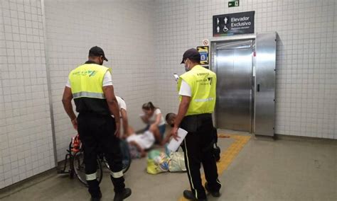 Mulher entra em trabalho de parto e dá à luz na estação de trem de