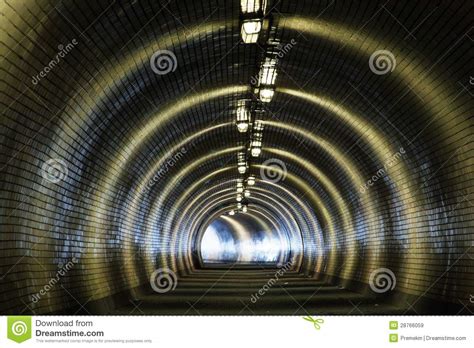 Ansicht Durch Einen Dunklen Tunnel Mit Der Leuchte Am Ende Stockbild