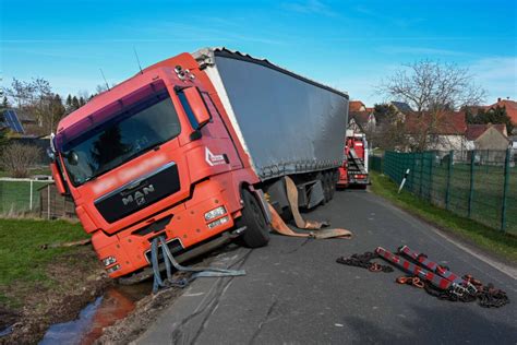 Unfall in Mittelsachsen LKW kippt auf Dorfstraße in den Graben