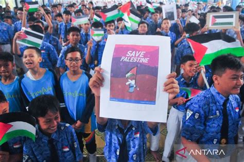 Aksi Solidaritas Siswa SMP Untuk Palestina ANTARA News