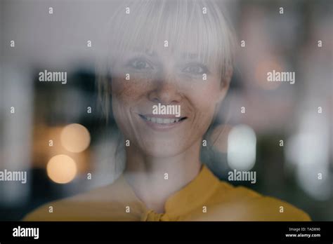 Blonde frau stehendes fenster Fotos und Bildmaterial in hoher Auflösung Alamy