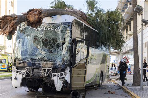 Las imágenes del accidente mortal de un autobús en Cádiz