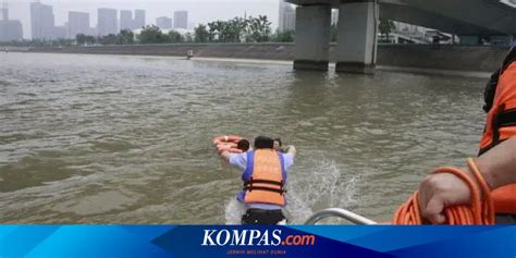 Kurir Ini Lompat Ke Sungai Selamatkan Wanita Yang Hendak Bunuh Diri