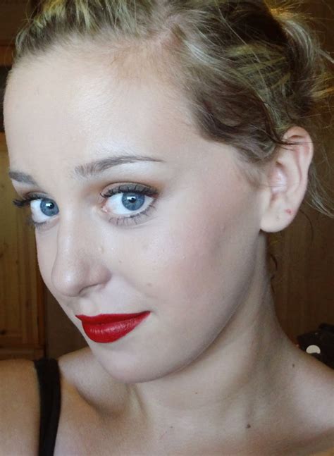 Pin-Up Diary : MAC "Russian Red" lipstick review