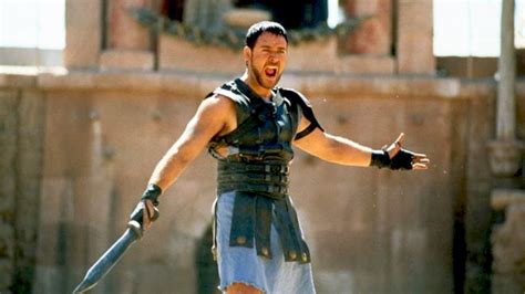 Russell Crowe oggi fisico irriconoscibile non è più Il gladiatore