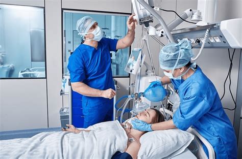 Doctor With Patient Hospital Icu Royalty Free Images Stock Photos