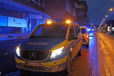 Mann Durch Messerstiche Und Tritte Schwer Verletzt Polizeieinsatz In