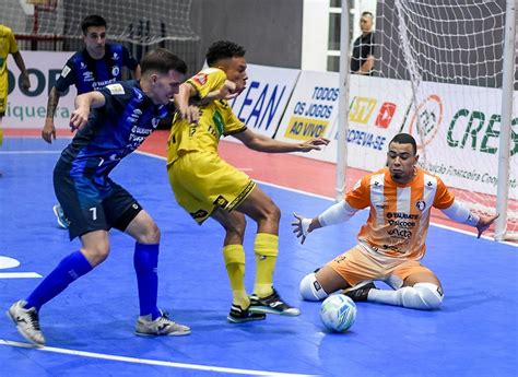 Praia Clube vence Taubaté na estreia da Liga Nacional de Futsal